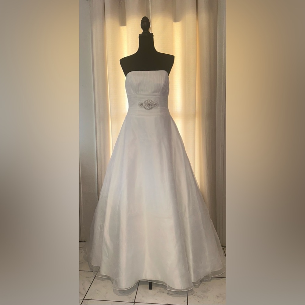 Elegant White Strapless Dress